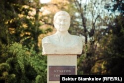 Төрөбай Кулатовдун бюсту.