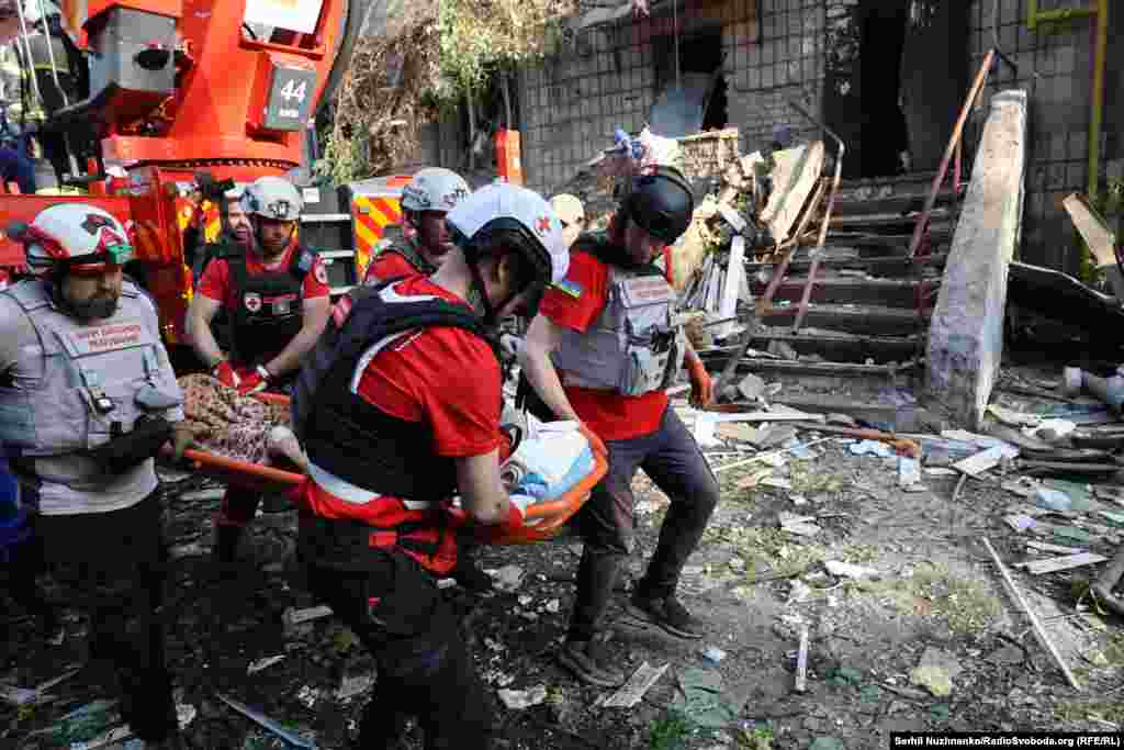 Евакуация на ранен жител от мястото на руски удар в Киев.В столицата на Украйна Русия е атакувала 27 обекта, включително жилищни сгради, образователни институции и обекти от критична инфраструктура.