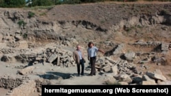 Олександр Бутягін (праворуч) під час розкопок на території Мірмекія в анексованому Криму у 2014 році