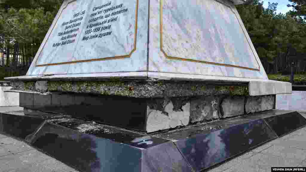На фронтальній стороні усіченої піраміди викарбувано напис турецькою та українською мовами: &laquo;Священній пам'яті турецьких солдатів, які полягли в Кримській війні 1853-1856 років. Світ їхнім душам&raquo;