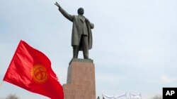 Архивна снимка показва статуята на основателя на Съветския съюз Владимир Ленин на централния площад в град Ош, Киргизстан, през 2011 г.