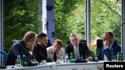 Європейські лідери під час телефонної розмови з президентом США Трампом у Тирані, Албанія, 16 травня 2025 року