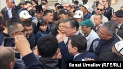 Митингіге жиналғандар Батыс Қазақстан облысы әкімінің орынбасары Арман Өтеғұловпен (ортада) сөйлесіп жатыр. Орал, 4 мамыр 2016 жыл.