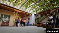 Film prikazuje bogatije migrante koji šalju novac kući.