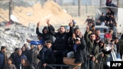 Ок атышпоо келишими күчүнө кирген маалда Рафах шаарындагы үйлөрүнө кайтып жаткан газалыктар, 19-январь 2025-жыл.