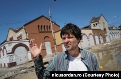 Nicușor Dan, în timpul activității de activist civic. Aici în fața celebrei Piețe Matache, înainte să fie demolată abuziv prin complicitatea fostului primar, Sorin Oprescu.