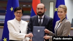 Belgium - The EU's foreign policy chief Kaja Kallas (right), enlargement commission Marta Kos and Armenian Foreign Minister Ararat Mirzoyan sign an agreement in Brussels, December 2, 2025.