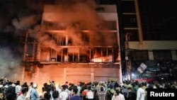 Хадинин өлүмүнөн кийин акцияга чыккандар Дакканын Карван-Базар районунда жайгашкан Prothom Alo гезитинин кеңсесин өрттөп салышты. 18-декабрь, 2025-жыл.