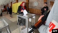 Кораллы кеше сакта торганда хатын-кыз референдумда тавыш бирә. Донецки, 11 май