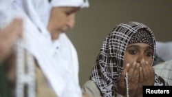 Озодлик манбаларидан аëн бўлишича¸ Фарғона водийсида рўмолни шу шаклда ўраëтган ëш аëлларга рўмолни орқадан ўраш маъмурий босим билан "тавсия" қилинмоқда.