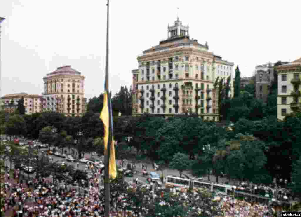 АРХІВНЕ ФОТО.&nbsp;Підняття українського національного прапора на прапорній щоглі біля будинку Київської міської ради на Хрещатику. Київ, 24 липня 1990 року