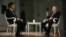 Președintele rus Vladimir Putin, în dreapta, în timpul unui interviu cu fostul prezentator Fox News, Tucker Carlson. Interviul a deschis larg ușa propagandei ruse în societatea americană.