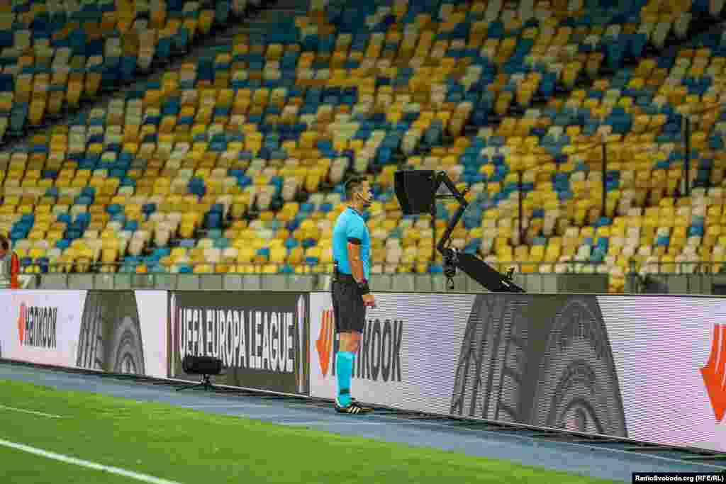 Сам матч відбувався повністю за сценарієм &laquo;Шахтаря&raquo;. Донецька команда володіла м'ячем, контролювала ситуацію, не давала німцям створювати небезпеку біля своїх воріт і самі до воріт суперника ходили помірковано. Дві третини матчу здавалося, що все йде до нулів на табло. Арбітр пожвавив інтригу на 67-й хвилині, коли після перегляду VAR видалив з поля захисника &laquo;гірників&raquo; Давида Хочолаву. Щоправда, вже через три хвилини рефері відновив рівновагу, показавши другу жовту захиснику&nbsp;&laquo;вовків&raquo; Джону Бруксу