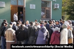 Десятки кримськотатарських активістів прийшли до будівлі російського уряду Криму в Сімферополі, щоб дізнатися про своїх співвітчизниць, затриманих ФСБ за звинуваченням у тероризмі, 16 жовтня 2025 року