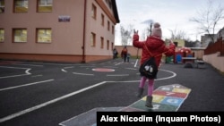 În marile orașe, școlile nu permit organizarea claselor cu un număr mai mic de elevi.