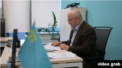 Різа Шевкієв, член Меджлісу кримськотатарського народу, у своєму кабінеті в Києві. Лютий 2025 року