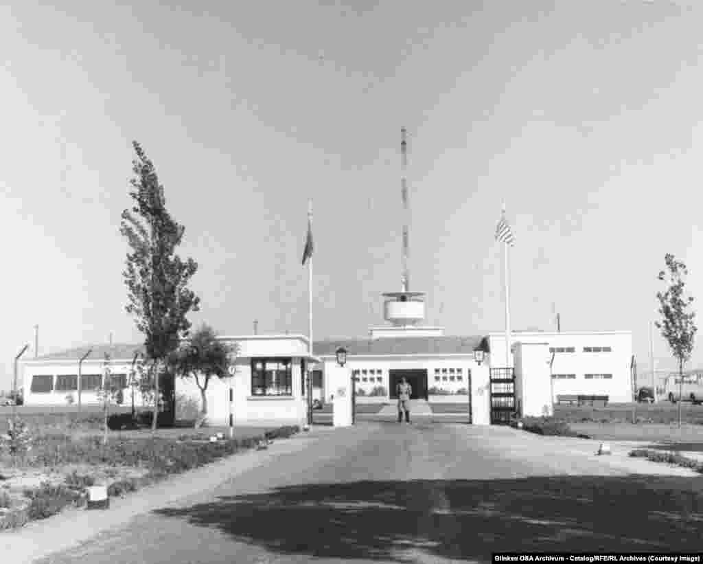 Галоўны перадатчык Радыё Свабодная Эўропа ў Глёрыі недалёка ад Лісабону, Партугалія.Радыё Свабодная Эўропа і Радыё Свабода выкарыстоўвалі магутныя кароткахвалевыя перадатчыкі ў Нямеччыне, Гішпаніі, Партугаліі, чые сыгналы маглі «адбівацца» ад верхніх пластоў атмасфэры і дасягаць да мэтавай аўдыторыі ва Ўсходняй Эўропе і СССР. Радыё Свабода кіравала перадатчыкам на Тайвані, адкуль ішлі перадачы ў аддаленыя куткі Сыбіры.