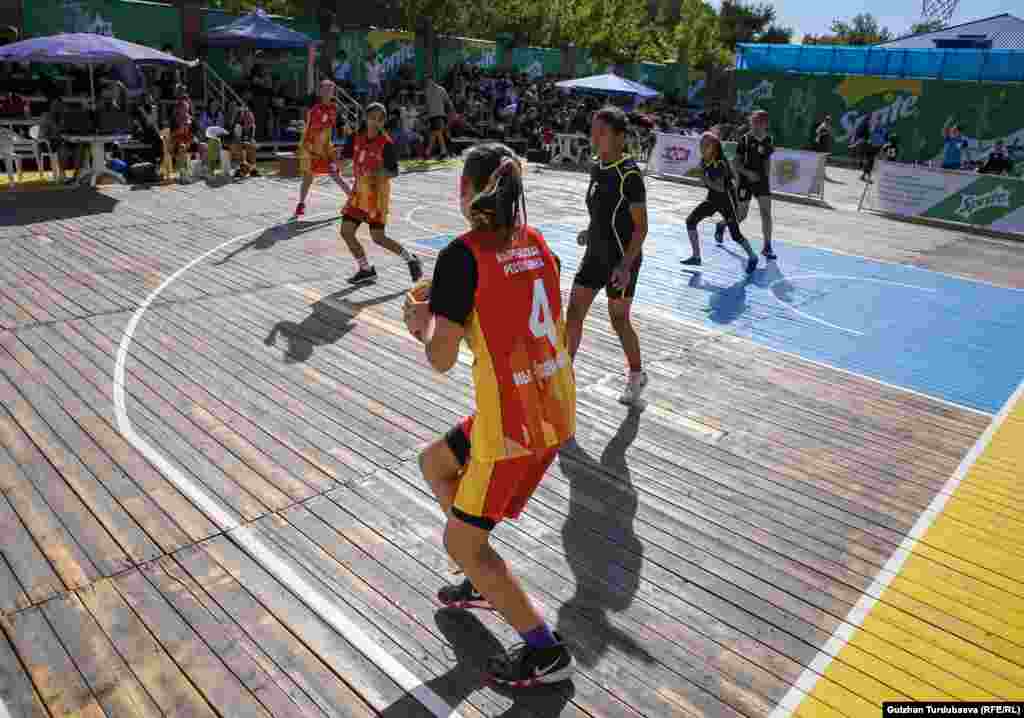 Кыз-келиндер арасындагы мелдештер да кызуу жүрдү. Жыйынтыгында Бишкектин "Фаер" командасы жеңүүчү болду. Экинчи орунду "Тим Н", үчүнчү орунду "Гинес 29" командалары ээледи. &nbsp;