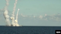 Imagine de arhivă: Fregata rusă Amiral Grigorovici lansează rachete de croazieră Kalibr împotriva unor ținte din Siria, în largul coastelor siriene, 15 noiembrie 2016.