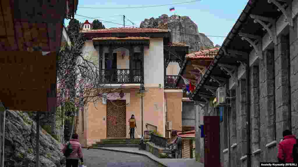 Ceneviz Qaya töpesini "Artek" bala lageri rusiye bayrağınen belgilegen