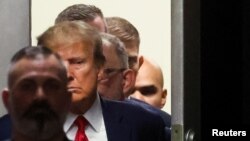 Fostul președinte american Donald Trump s-a prezentat la tribunalul federal din Miami, miercuri, iar un judecător federal l-a notificat cu privire la cele 37 de capete de acuzare reţinute împotriva lui.