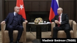 Rusiye prezidenti Vladimir Putin ve Türkiye prezidenti Recep Tayyip Erdoğan (sağdan solğa) Rusiyede körüşüv vaqtında, 2021 senesi
