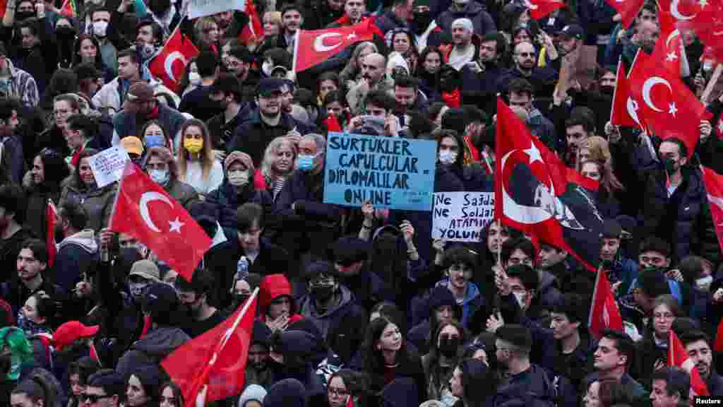 İmamoğlu,, principalul rival politic al președintelui Turciei, Recep Tayyip Erdoğan, aflat la putere de 22 de ani, este acuzat de luare de mită și de sprijinirea unei grupări teroriste.