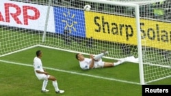 Инглиз сакчысы Джон Терри тупны капка эченнән тибеп чыгара