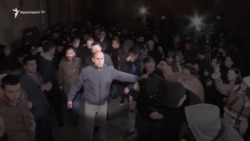 Երեկ Մայր Աթոռում Կաթողիկոսի հեռացման պահանջ փոխանցած եպիսկոպոսներին ուղեկցում էին քաղաքացիական հագուստով ուժայիններ