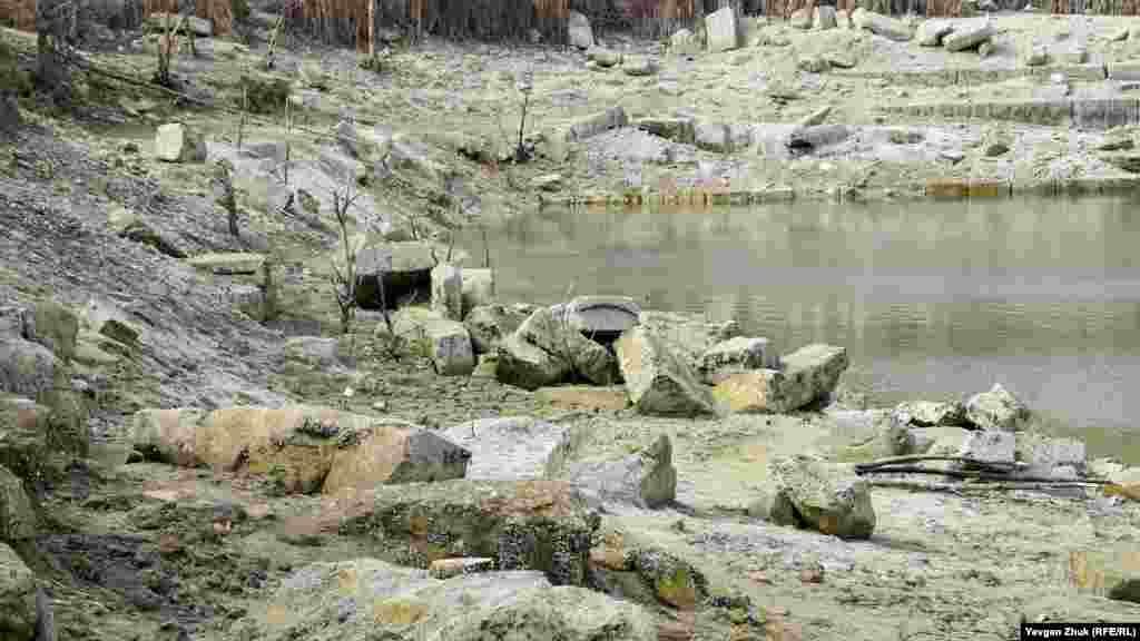 Yerli sakinler ve turistler içün sevimli bir istiraat yeri ​qayğı-qasevetli bir şeklini aldı, içtimaiy ağlarda göl büyük bir qaverenki gölçik ile teñeştireler&nbsp;