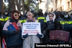 Protestatarii se adună în fața Parlamentului Georgiei cu diplomele lor, pentru a evidenția faptul că noul președinte, Mikheil Kavelashvili, nu are studii superioare.