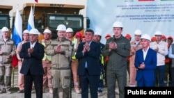 Ўзбекистондагиа кичик қувватли атом электр станцияси (АЭС) реактори биноси учун пойдевор котлованини қазишни бошланш маросими, 2025 йил 9 октябрь, Жиззах.