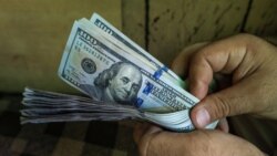 Aşgabat: Gara bazarda dollar 24 manada çenli arzanlady