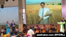 Официальное мероприятие в праздник урожая, Туркменистан (архивное фото) 