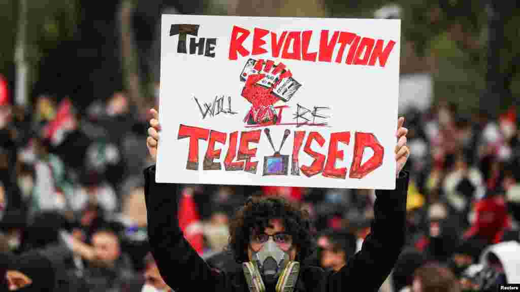 În pofida interzicerii manifestațiilor de stradă în mai multe localități, duminică au avut loc proteste antiguvernamentale - majoritatea pașnice - pentru a cincea noapte consecutiv în mai multe orașe importante din Turcia.