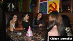 Иллюстративное фото: девушки сидят в кафе, декорированном в стиле советской эпохи. Фото нашего читателя, присланное на фотоконкурс.  