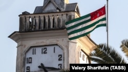 სოხუმი, დე ფაქტო აფხაზეთის რესპუბლიკის დროშა