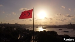 په استانبول کې د ترکيې بيرغ ـ انځور له ارشيفه