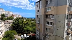 Sute de ucraineni au aflat că locuințele pe care le aveau în Crimeea au fost ocupate de ruși