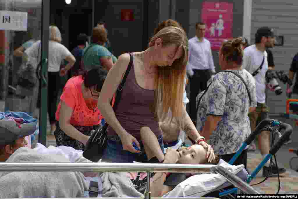 Эвакуацыя дзяцей з шпіталя «Ахматдыт» у Кіеве пасьля ракетнага ўдару Расеі. Ліпень 2024 году