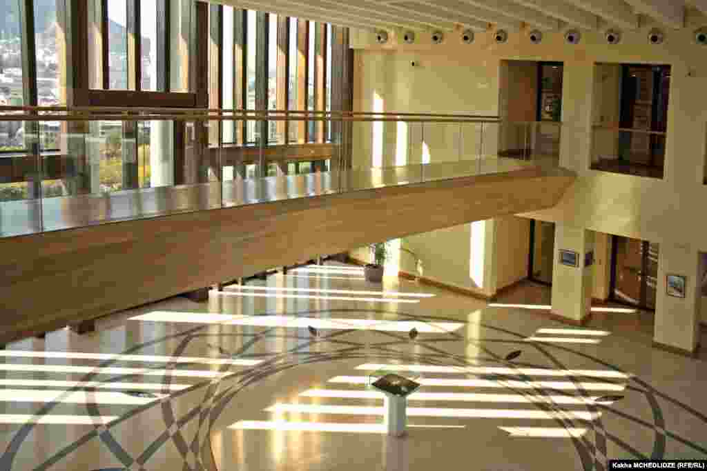 სასახლის მთავარ დარბაზში ინახება მინიატურული ბიბლია.