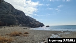 Річка Суук-Су на місці впадання в Чорне море біля мису Алчак