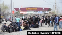 Граждане собрались недалеко от границы с Кыргызстаном. Март 2020 года. 