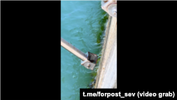 Пляж «Солнечный». Новый трап с неприкрученными опорами. Севастополь, лето 2025 года