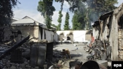 Один из разрушенных домов в Джалал-Абаде. Июнь 2010 года. 