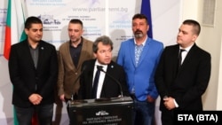 От парламентарната група на "Има такъв народ" направиха изявление по темата и в кулоарите на Народното събрание