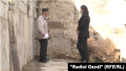 Ходжикул Бобокалонов беседует с корреспондентом Радио Озоди