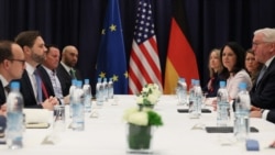 Vicepreședintele american JD Vance participă la o întâlnire cu ministrul german de Externe, Annalena Baerbock, și președintele german Frank-Walter Steinmeier, la Conferința de Securitate de la München, în Germania, 14 februarie 2025.
