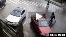 Скриншот с видео похищения девушки. 