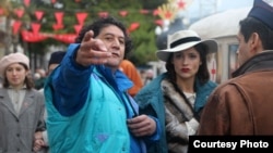 Бахтиёр Худойназаров ҳангоми наворгирии филми охиринаш "Бонуҳои майор Соколов"